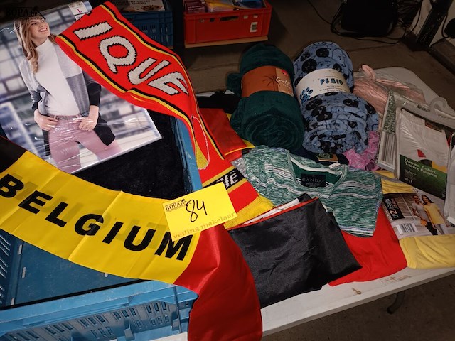 Lot 84 - kledij en plaids - afbeelding 1 van  5