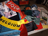 Lot 84 - kledij en plaids - afbeelding 1 van  5