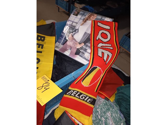 Lot 84 - kledij en plaids - afbeelding 2 van  5