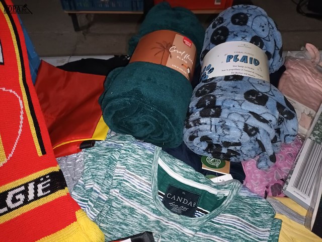 Lot 84 - kledij en plaids - afbeelding 3 van  5