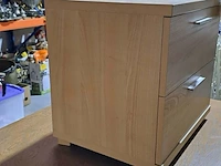 Lot 84 - moderne nachttafel - afbeelding 2 van  3