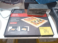 Lot 84 - pizza stenen en leistenen - afbeelding 1 van  3