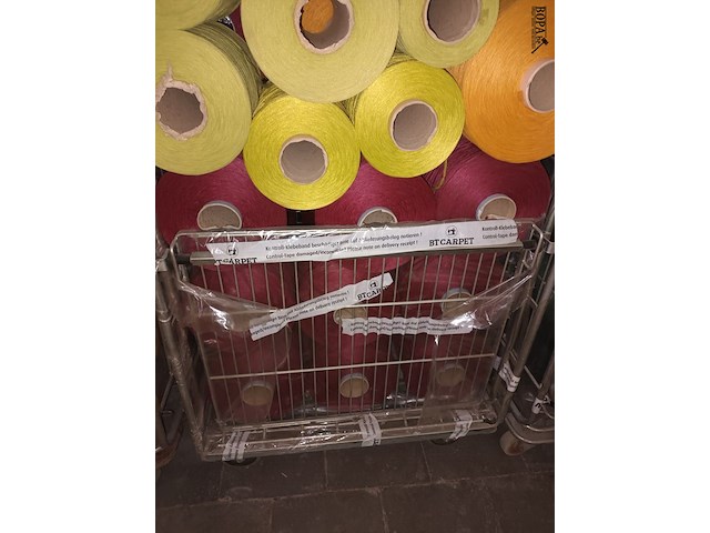 Lot 84 - rolcontainer met bobijnen garen - afbeelding 2 van  4