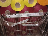 Lot 84 - rolcontainer met bobijnen garen - afbeelding 2 van  4