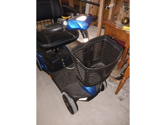 Lot 84 - scootmobiel invacare colibri - afbeelding 2 van  6