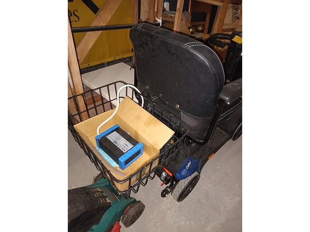 Lot 84 - scootmobiel invacare colibri - afbeelding 5 van  6