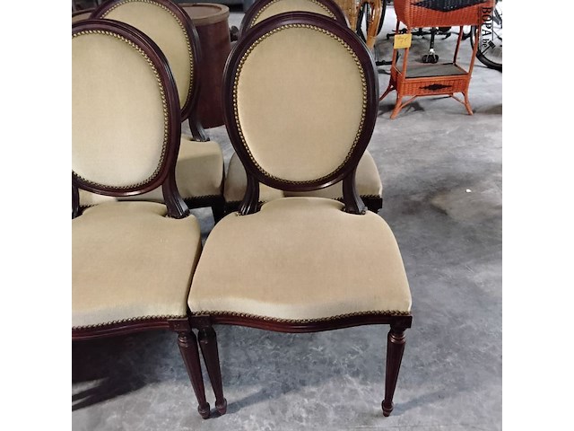 Lot 84 - set eetkamerstoelen louis xvi stijl met ovalen rugleuning 6 - afbeelding 3 van  3