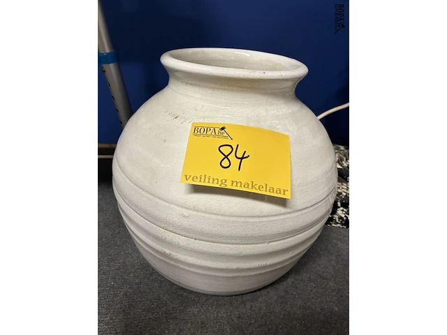 Lot 84 - witte stenen bolvaas - afbeelding 1 van  2