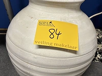 Lot 84 - witte stenen bolvaas