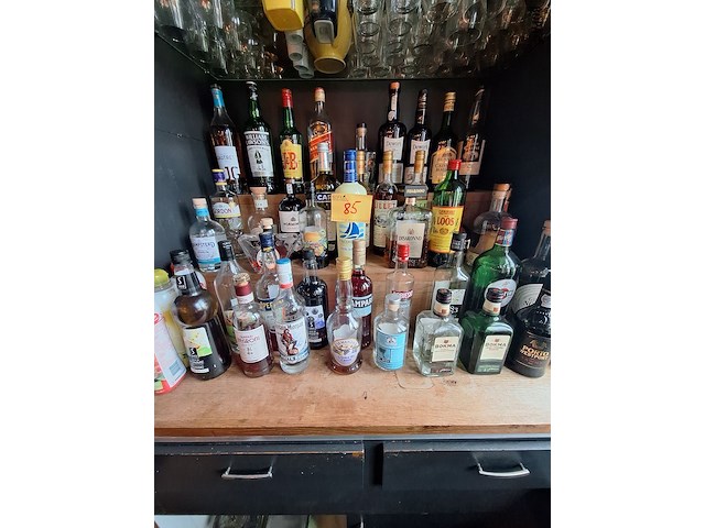 Lot 85 - aangebroken flessen drank - afbeelding 1 van  4