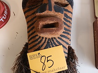 Lot 85 - afrikaans masker - afbeelding 1 van  4
