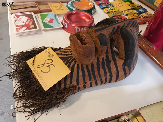 Lot 85 - afrikaans masker - afbeelding 2 van  4