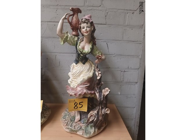 Lot 85 - beeld vrouw met waterkruik - afbeelding 1 van  4