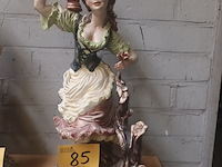 Lot 85 - beeld vrouw met waterkruik - afbeelding 1 van  4
