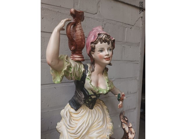 Lot 85 - beeld vrouw met waterkruik - afbeelding 2 van  4