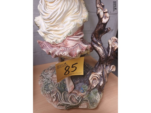 Lot 85 - beeld vrouw met waterkruik - afbeelding 3 van  4