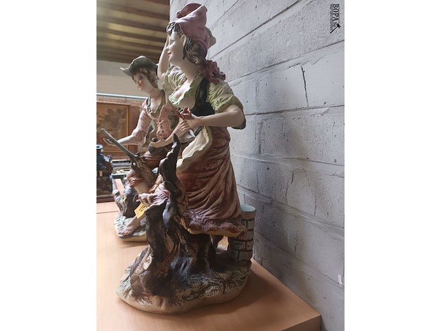 Lot 85 - beeld vrouw met waterkruik - afbeelding 4 van  4