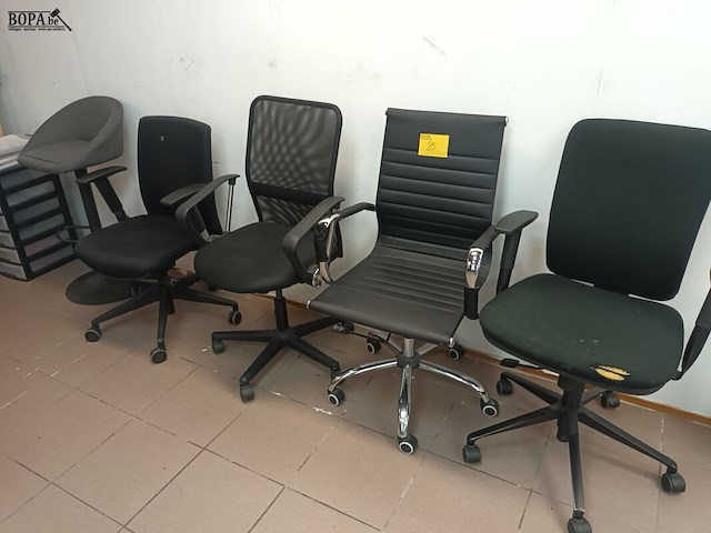 Lot 85 - bureaustoelen en kruk. 5 stuks - afbeelding 1 van  5