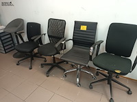 Lot 85 - bureaustoelen en kruk. 5 stuks - afbeelding 1 van  5