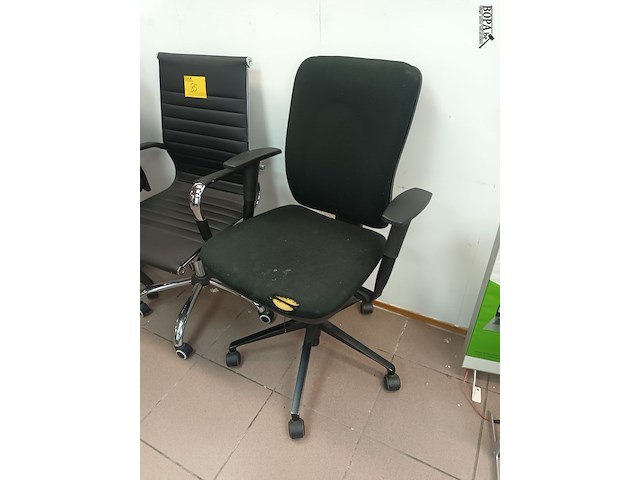 Lot 85 - bureaustoelen en kruk. 5 stuks - afbeelding 2 van  5