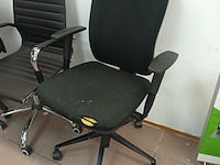 Lot 85 - bureaustoelen en kruk. 5 stuks - afbeelding 2 van  5
