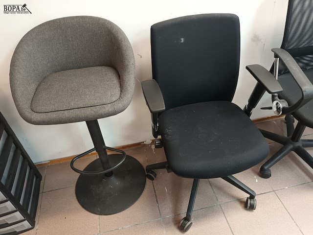 Lot 85 - bureaustoelen en kruk. 5 stuks - afbeelding 4 van  5