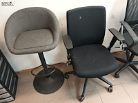 Lot 85 - bureaustoelen en kruk. 5 stuks - afbeelding 4 van  5