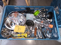 Lot 85 - huisraad. 1 bak - afbeelding 1 van  4