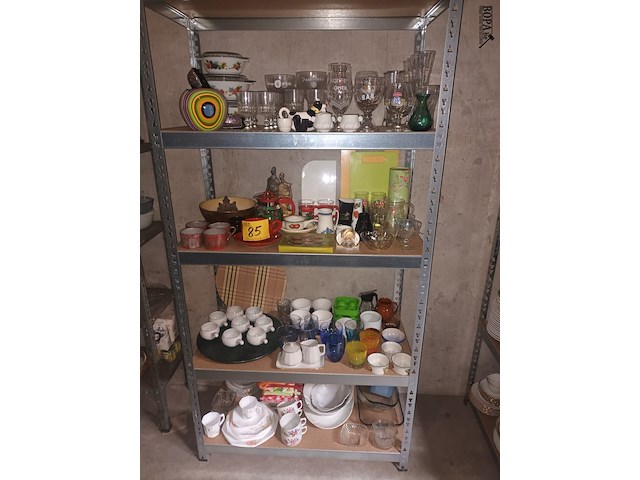 Lot 85 - keukenmateriaal en huisraad - afbeelding 1 van  5