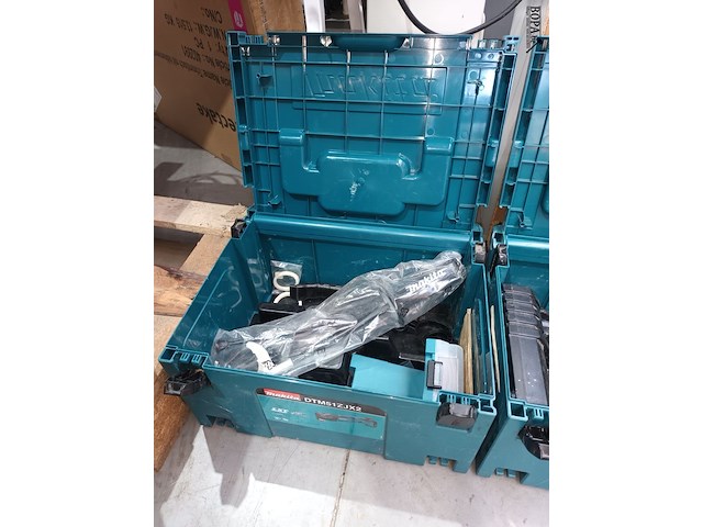 Lot 85 - koffers makita met boren en lader - afbeelding 2 van  6