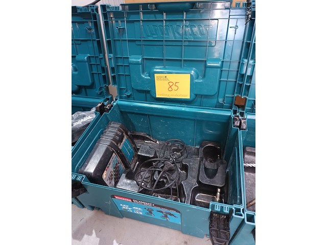 Lot 85 - koffers makita met boren en lader - afbeelding 3 van  6