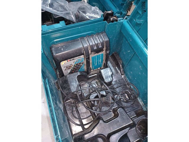 Lot 85 - koffers makita met boren en lader - afbeelding 4 van  6