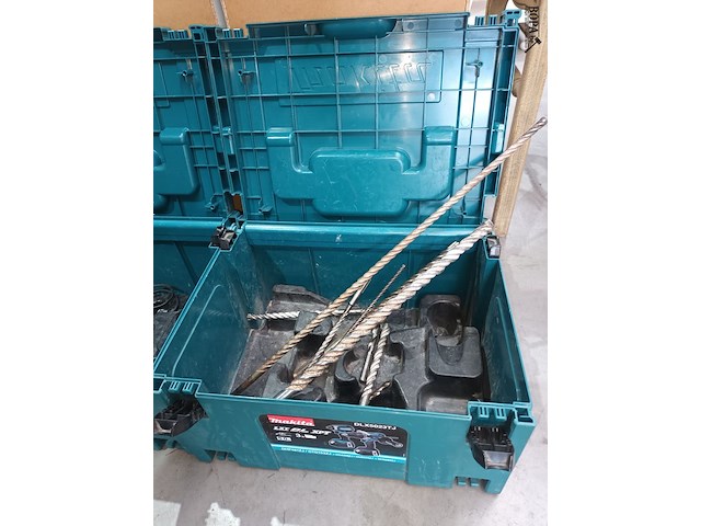 Lot 85 - koffers makita met boren en lader - afbeelding 5 van  6