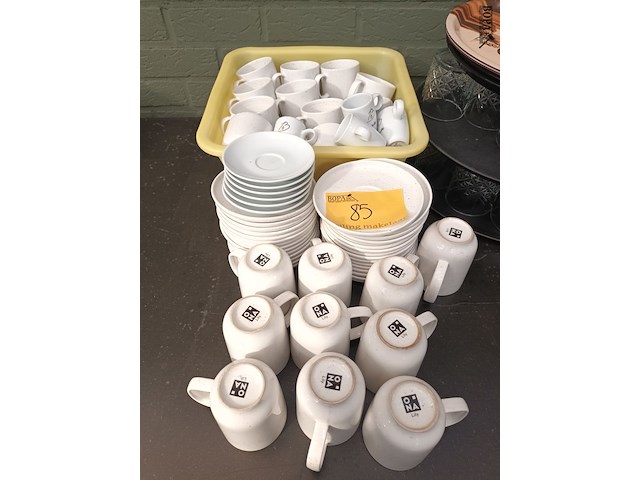 Lot 85 - koffietassen en bordjes - afbeelding 1 van  5