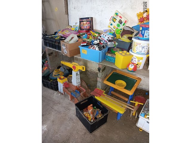 Lot 85 - lot speelgoed - afbeelding 1 van  8