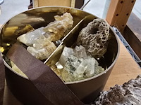 Lot 85 - lotje mineralen, schelpen en speciale stenen - afbeelding 2 van  3