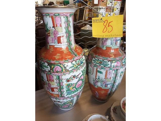 Lot 85 - oosterse vazen. 2 stuks - afbeelding 1 van  5