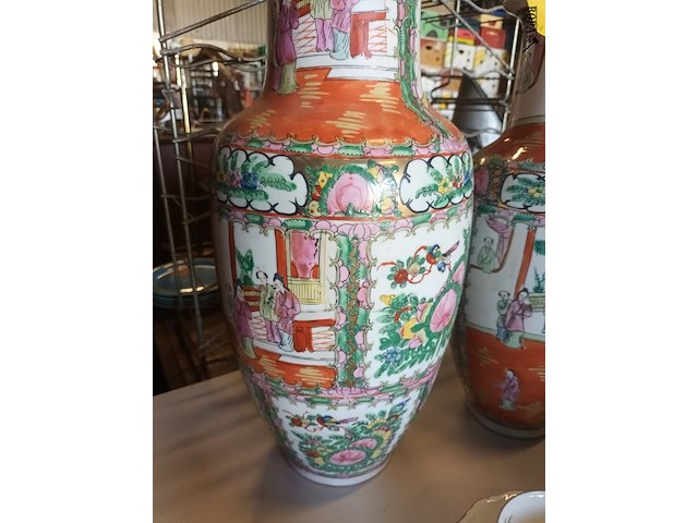 Lot 85 - oosterse vazen. 2 stuks - afbeelding 2 van  5