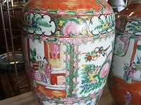 Lot 85 - oosterse vazen. 2 stuks - afbeelding 2 van  5
