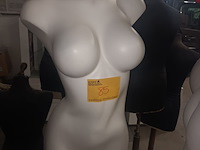 Lot 85 - paspop vrouw torso op statief - afbeelding 1 van  3