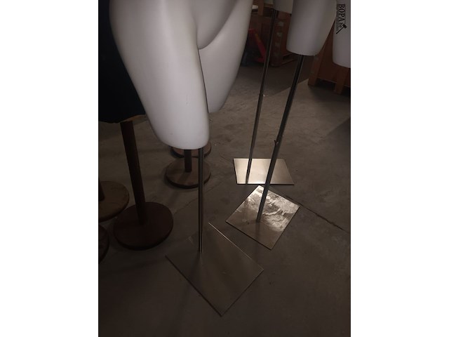 Lot 85 - paspop vrouw torso op statief - afbeelding 2 van  3