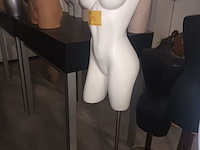 Lot 85 - paspop vrouw torso op statief - afbeelding 3 van  3