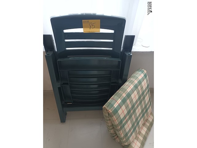 Lot 85 - pvc verstelbare tuinzetel met kussen - afbeelding 1 van  4