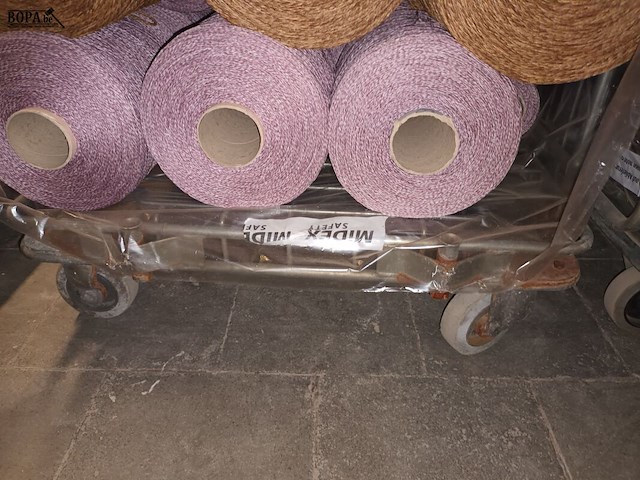 Lot 85 - rolcontainer met bobijnen garen - afbeelding 2 van  3