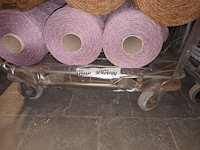 Lot 85 - rolcontainer met bobijnen garen - afbeelding 2 van  3