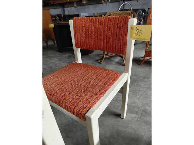 Lot 85 - set deense vintage eetkamerstoelen - stuks - oranje - afbeelding 2 van  4