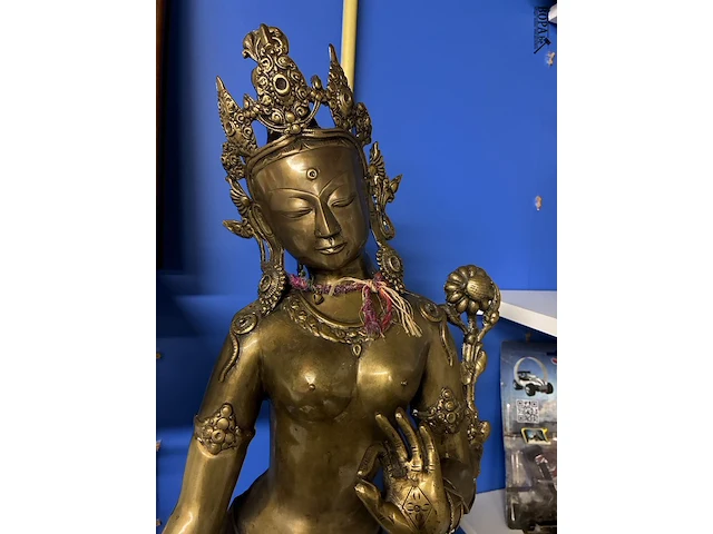Lot 85 - staand bronzen beeld boeddhistische godin tara - afbeelding 2 van  5