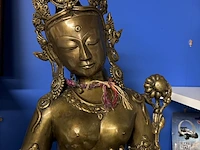 Lot 85 - staand bronzen beeld boeddhistische godin tara - afbeelding 2 van  5