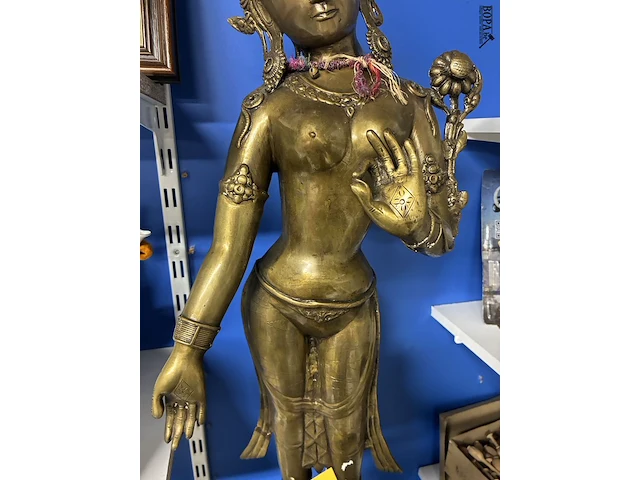 Lot 85 - staand bronzen beeld boeddhistische godin tara - afbeelding 3 van  5