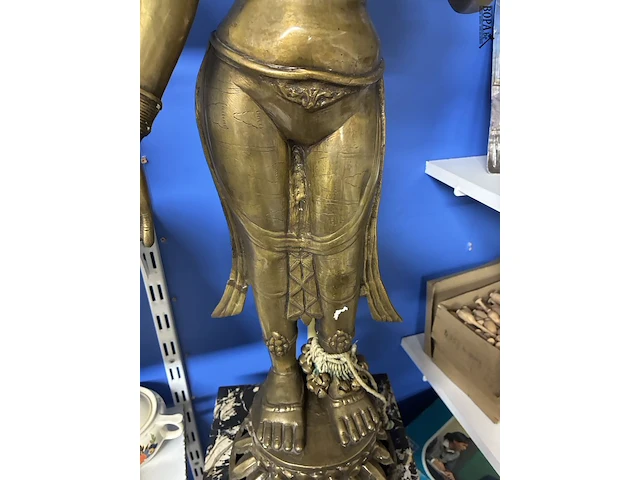 Lot 85 - staand bronzen beeld boeddhistische godin tara - afbeelding 4 van  5